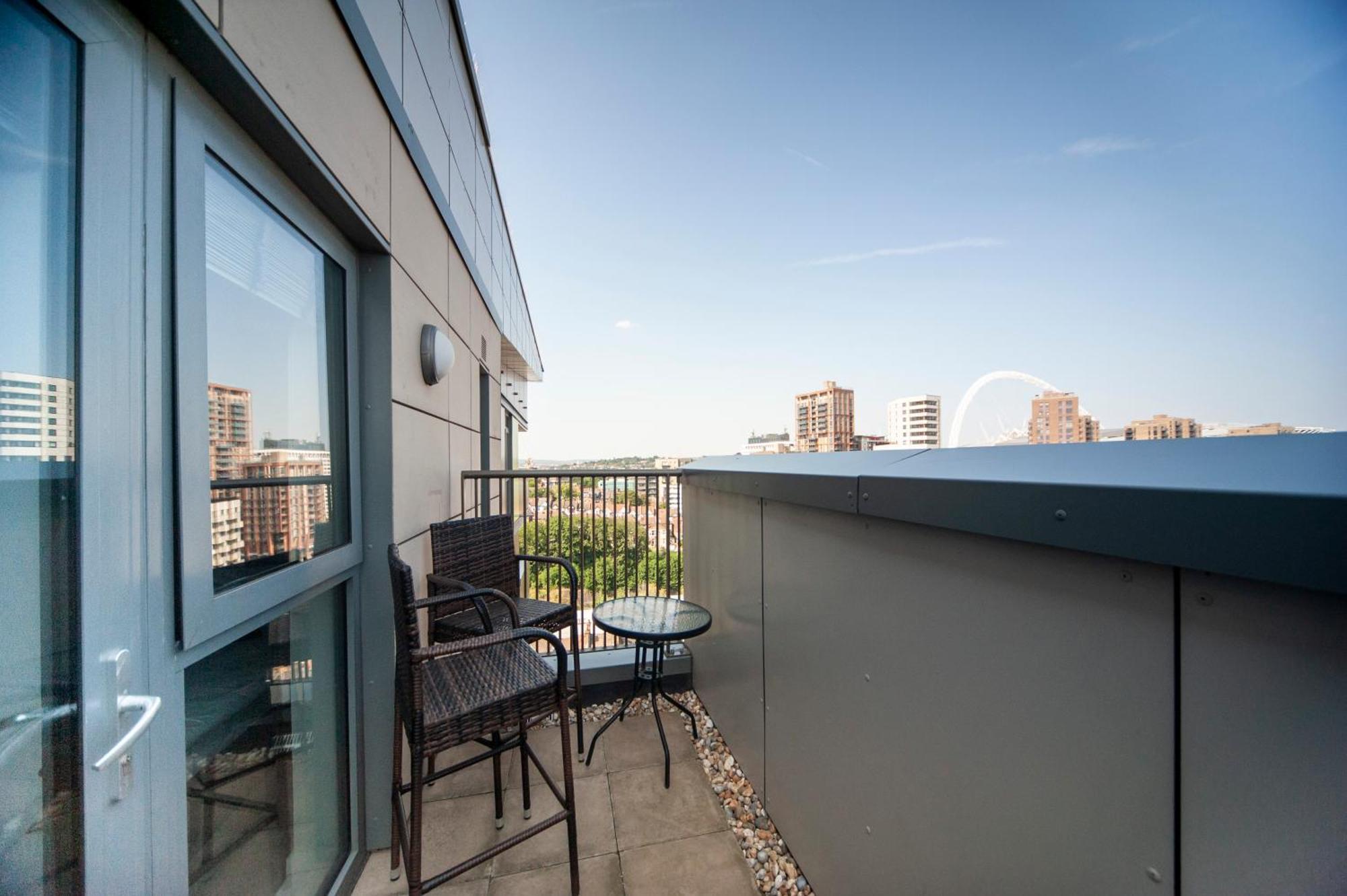 Top Floor Apt - 2 Bed/2 Bath + Private Balcony 伦敦 外观 照片